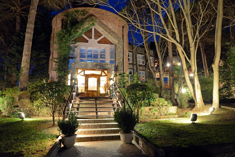 Exterior & Views