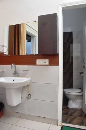 Bathroom 5, Patiala inn, Patiala