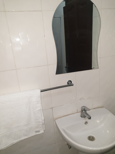 Others 5, Fresh Air Lodge, Tema