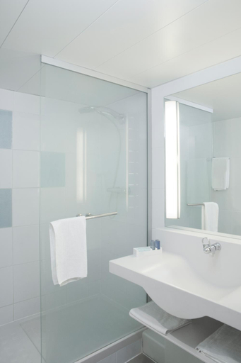 Bathroom 4, Novotel Mulhouse Bale Fribourg, Haut-Rhin