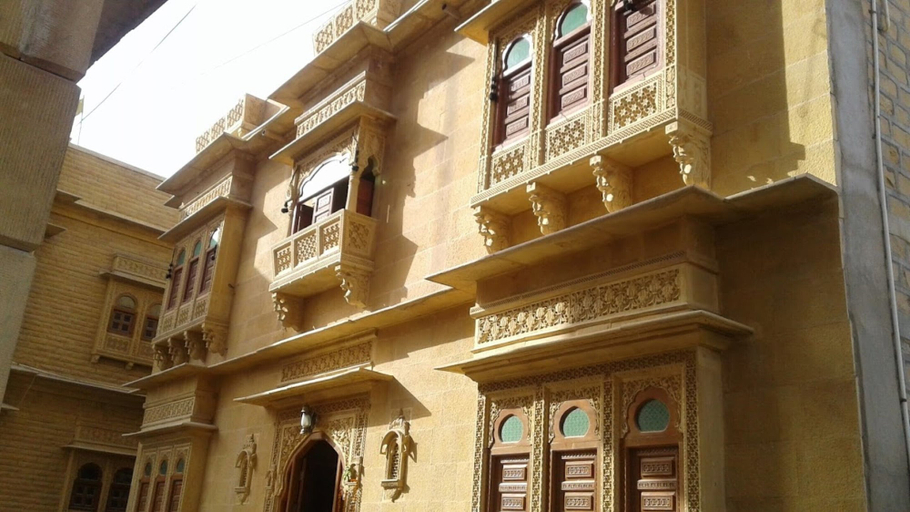 Exterior & Views