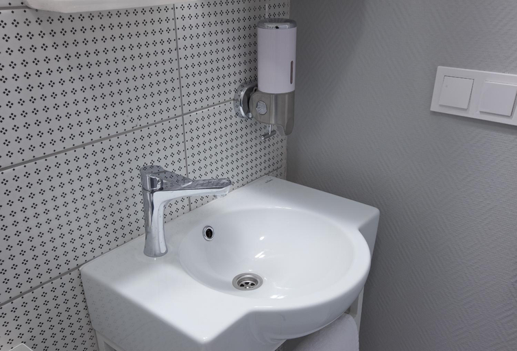 Bathroom 3, Newport, L'vivs'ka