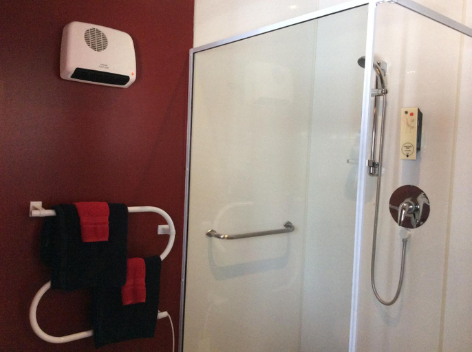 Bathroom 4, Anndion Lodge Motel and Function Centre, Wanganui