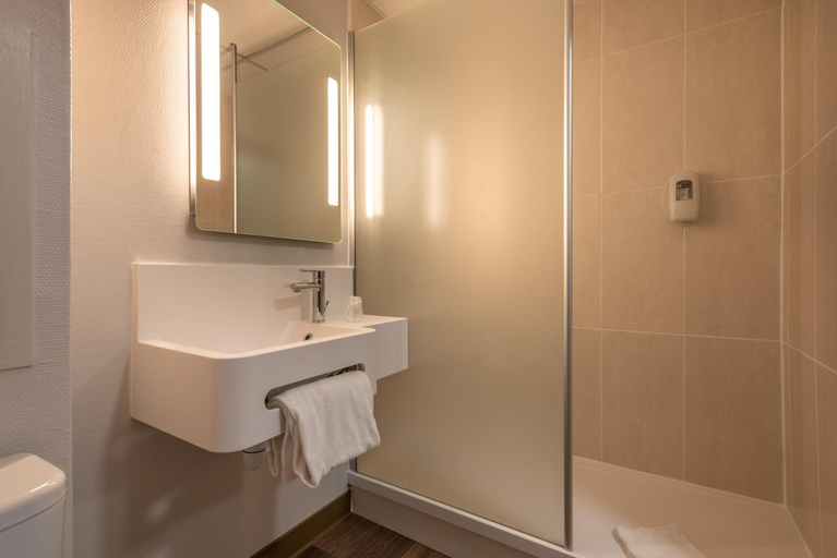 Bathroom 4, B&B Hotel Quimper Sud Bénodet, Finistère