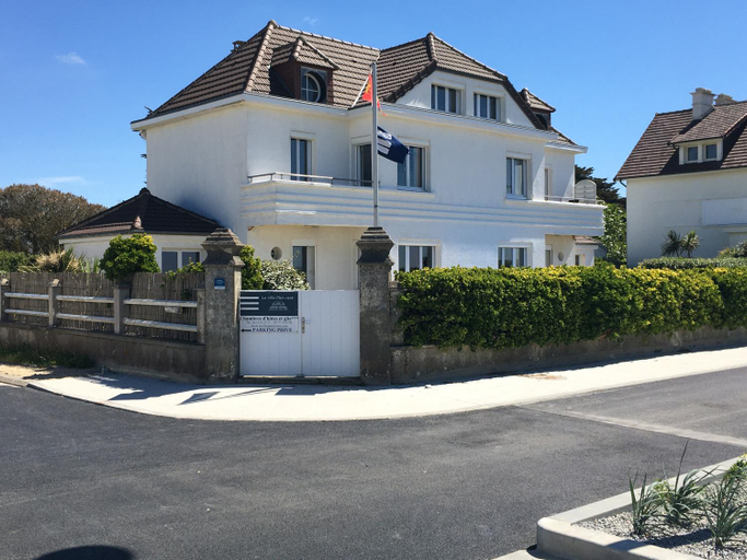 Exterior & Views, "La Cabine" cote mer et cote jardin a la VILLA PLEIN VENT, Manche