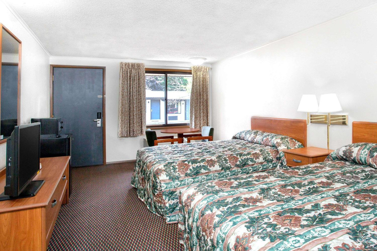 Bedroom, Knights Inn Pittston PA, Luzerne