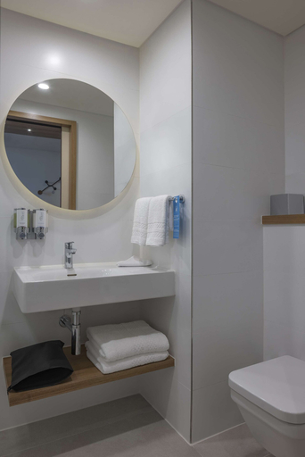 Bathroom 5, Hampton By Hilton Antalya Airport, Antalya
