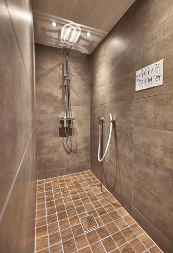 Bathroom 5, Hotel der Baume, Regen
