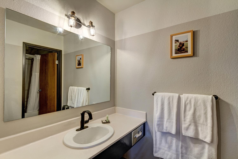Bathroom 5, Loyal Duke Lodge, Chaffee
