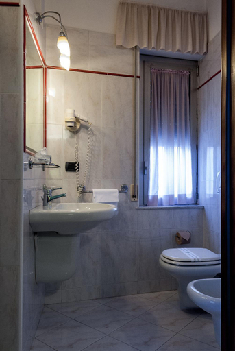Bathroom 4, Hotel Bernardino, Lucca