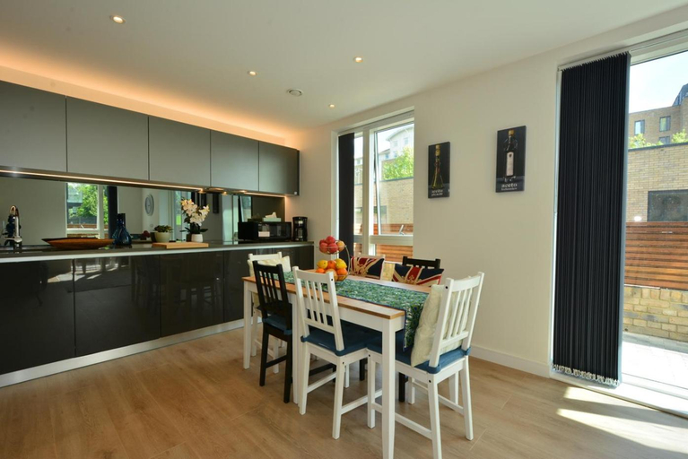 Food & Drinks 4, Grand Apartments Kew Gardens, London