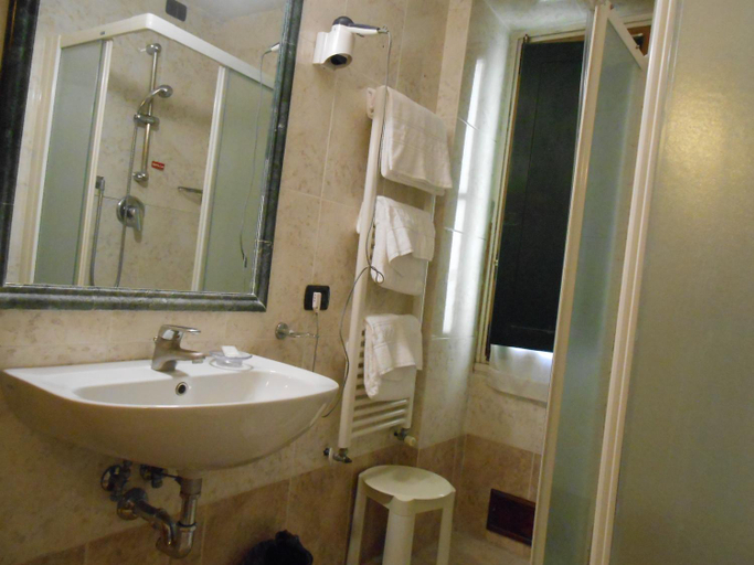 Bathroom 4, Giglio, Florence