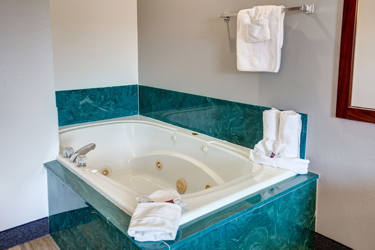 Bathroom 5, Howard Johnson by Wyndham Branson Theatre District, Taney