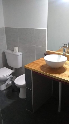 Bathroom 3, Piuke Mapu Patagonia Hostel, Cushamen