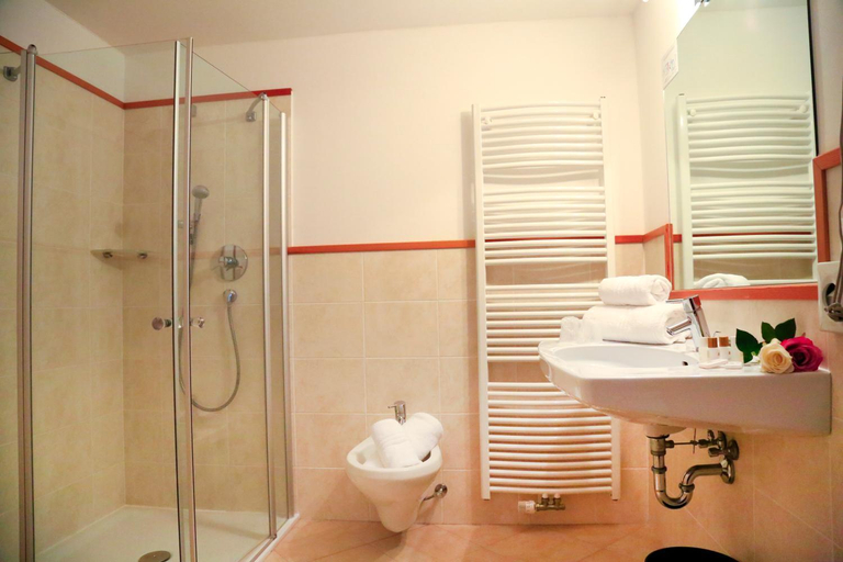 Bathroom 3, Hotel Vernagt, Bolzano