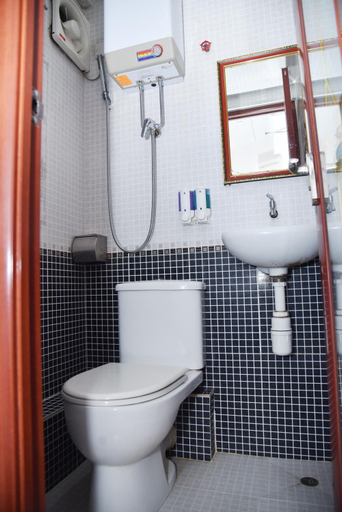 Bathroom 5, Traveller's Hostel (Hong Kong International), Kowloon