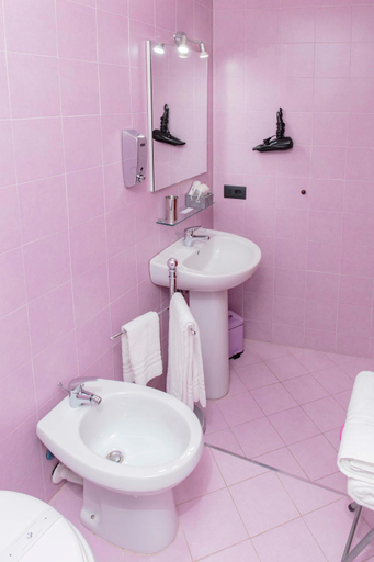 Bathroom 2, Palazzo Carafa della Spina room and apartment, Napoli