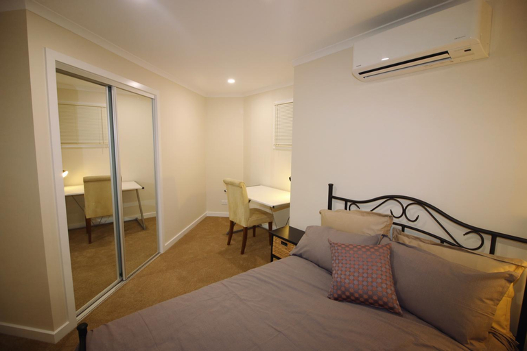 Silver House - Melbourne Airport Accommodation, Moonee Valley - West
