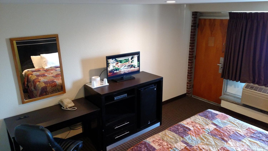 Bedroom 4, Gene's Motel, Burlington