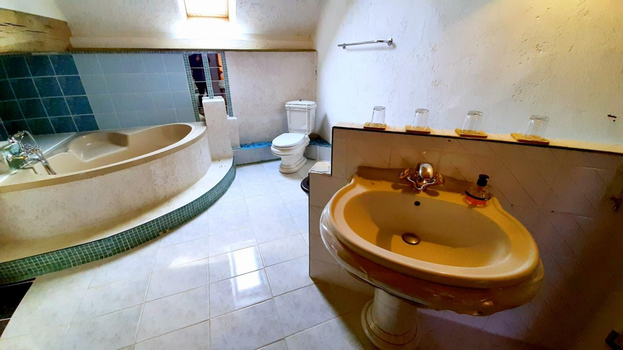 Bathroom, Gite Evidence, Saône-et-Loire