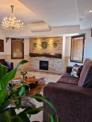 Public Area 2, Hotel Schneider, Treze Tílias
