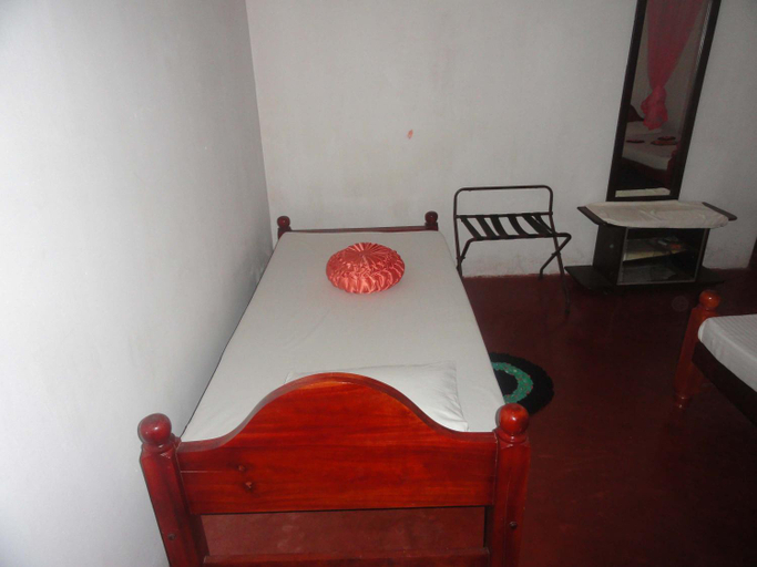 Bedroom 2, Lak Nilla Guest House, Hingurakgoda