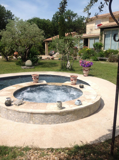 Others 2, le lutin sur le toit, Vaucluse