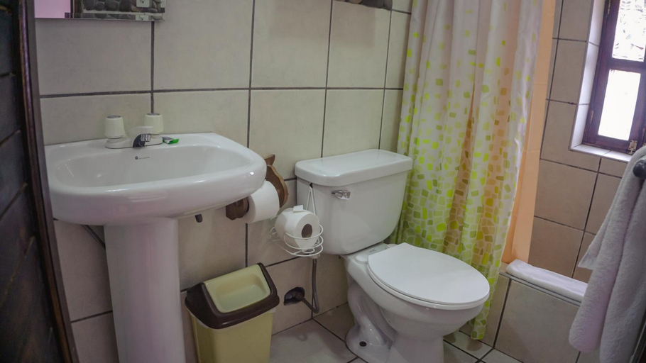 Bathroom 3, Lizzy Wasi Urubamba, Urubamba