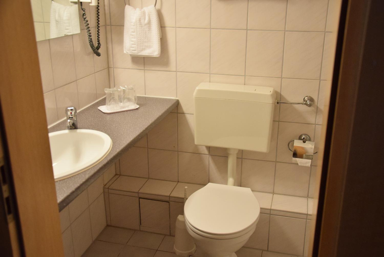 Bathroom 3, Niebuhrs Hotel, Hochtaunuskreis