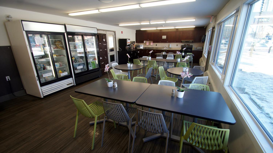 Food & Drinks 5, HI Calgary City Centre Hostels, Division No. 6