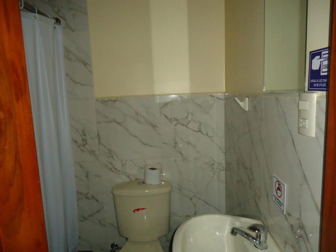 Bathroom 4, Hostal Bolivar Inn, Quito