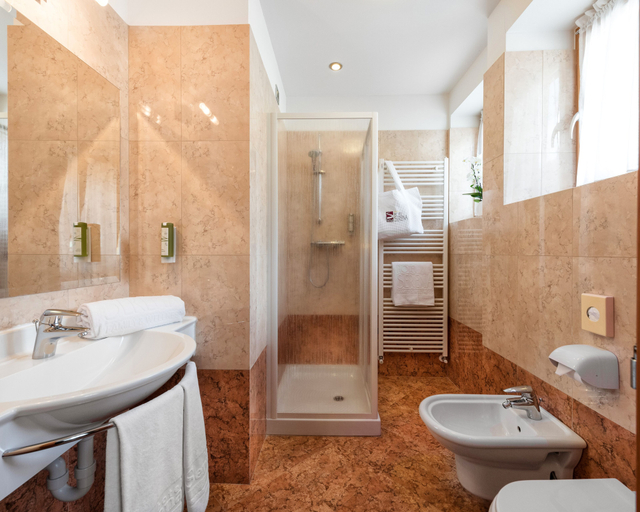 Bathroom 5, Family & Wellness Hotel Serena, Trento