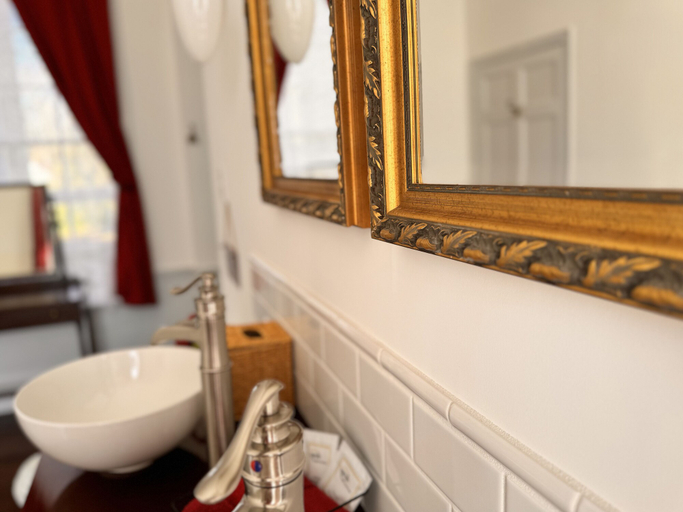 Bathroom 3, The Sunnyside Sisters Bed and Breakfast, Mecklenburg