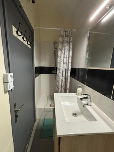 Bathroom 2, AGAPEE, Bouches-du-Rhône