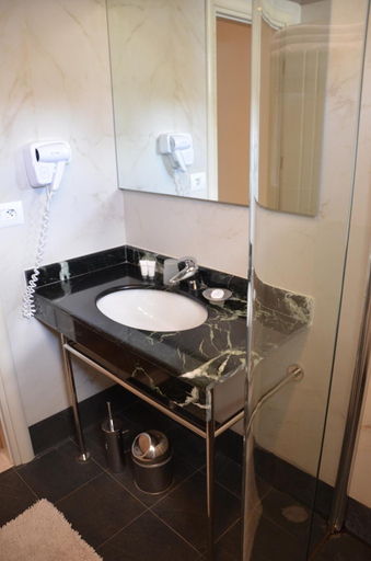 Bathroom 4, Brilant, Sarandës