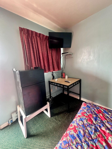 Bedroom 5, Your Motel, Washtenaw