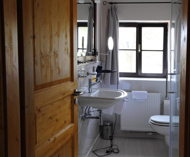 Bathroom 4, Hotel Schlossresidenz Heitzenhofen, Regensburg
