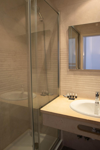 Bathroom 4, Albufeira Beach Hotel by Kavia, Albufeira