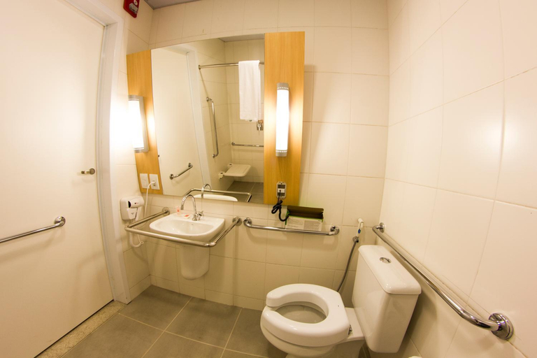 Bathroom 3, Ibis Imperatriz, Imperatriz