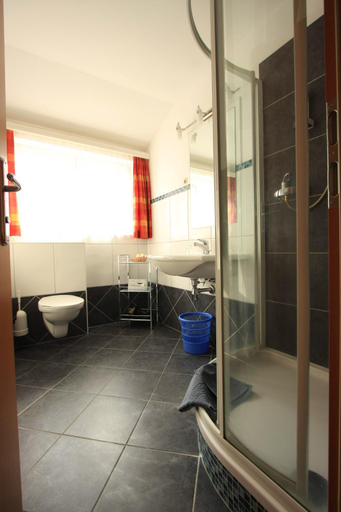 Bathroom 2, Hotel Pension Kandolf, Tamsweg