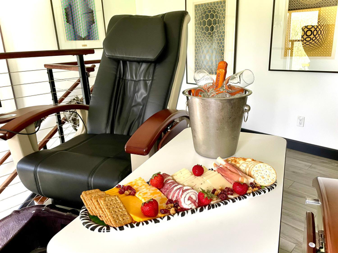 Food & Drinks 5, Adventure Suites, Carroll