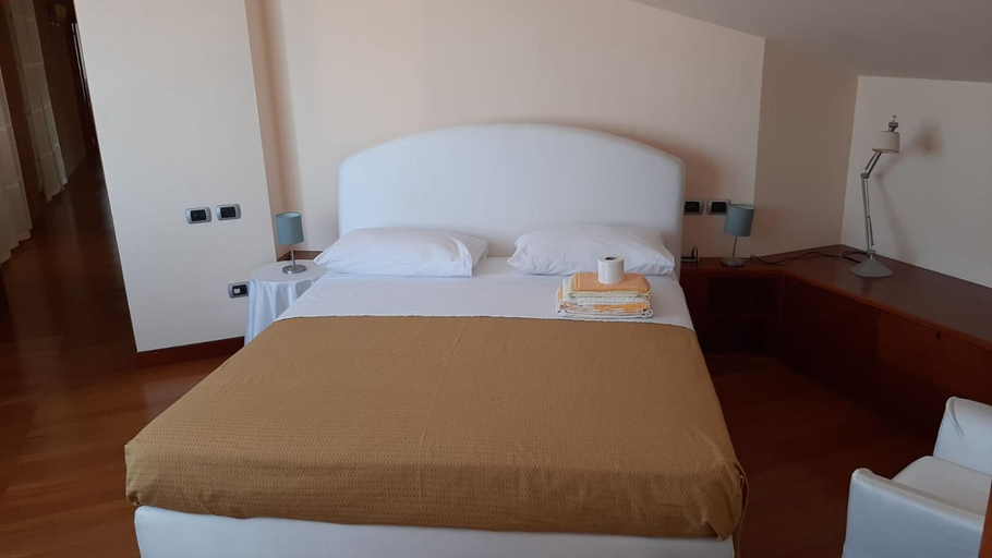 Others 3, B&B Paradiso, Ancona