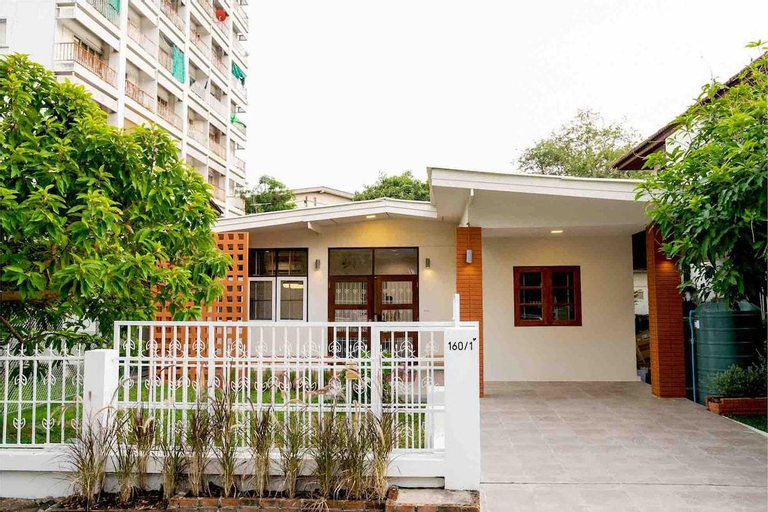 Ray's Home,3BR with front yard,walkable to Nimman, Muang Chiang Mai