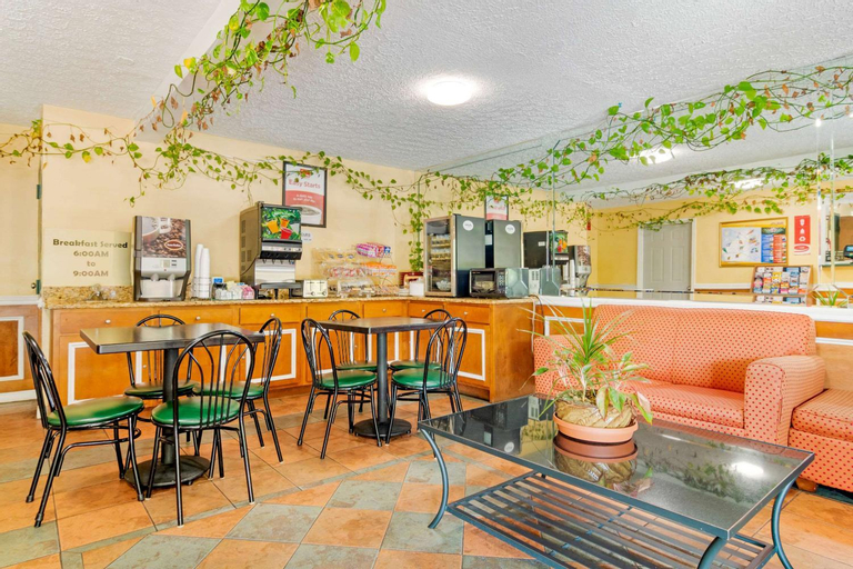 Food & Drinks 5, Econo Lodge Decatur, DeKalb