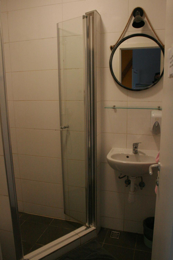 Bathroom 2, Booze & Snooze Social Hostel, Split