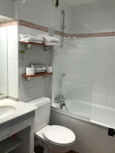 Bathroom 3, Hotel Colbert, Pyrénées-Atlantiques