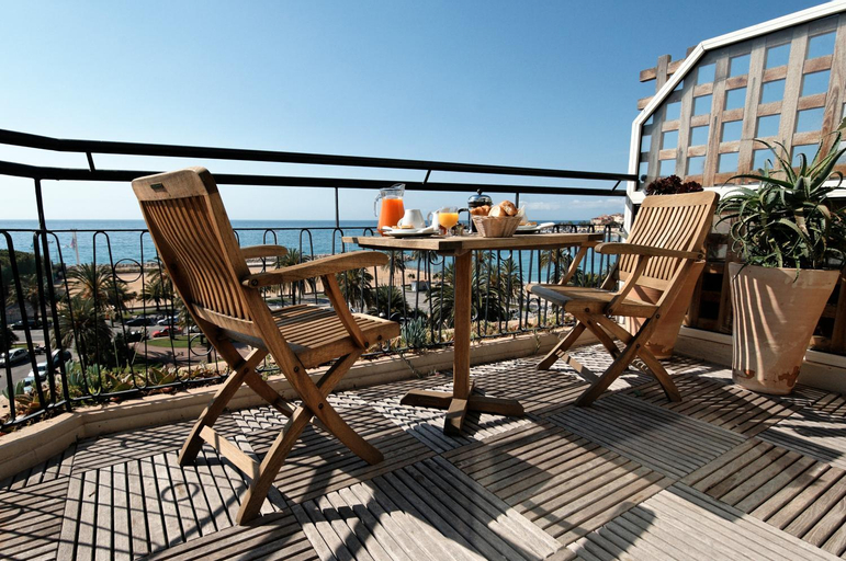 Exterior & Views 30