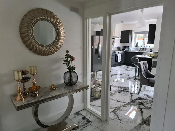 Others 5, SAV 5 Bed Luxury House Leicestershire, Leicestershire