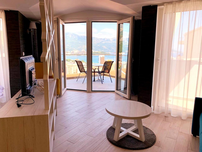 Others 5, Hotel Pierina
