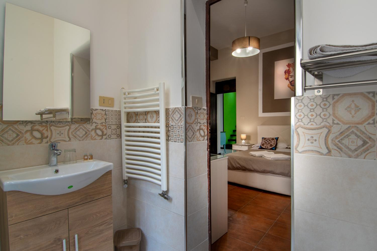 Bathroom 2, La Casa del Moro, Palermo